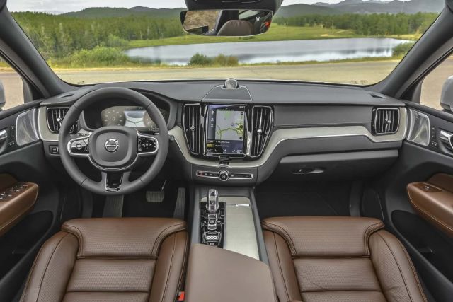 2020 Volvo XC70 interior