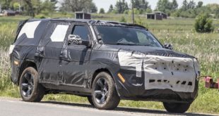 2022 Jeep Grand Wagoneer front